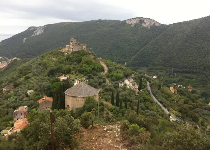 Agriturismo La Rocca Di Perti Фермерский дом *