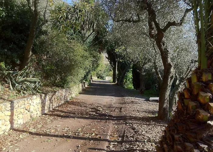 Agriturismo La Rocca Di Perti Фермерский дом